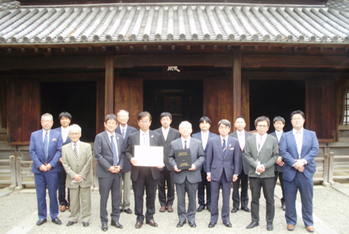 同寄贈会。栃木県土地家屋調査士会会長橋本氏（前列左から4番目）と神戸清光代表取締役の走出高充（右端）。
