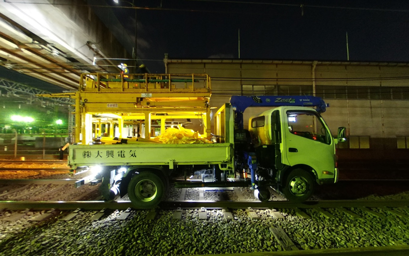 軌陸車。線路の上を走る。