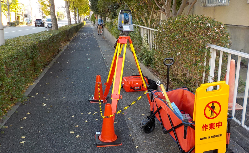 実際の作業風景② ワンマン測量を行う。