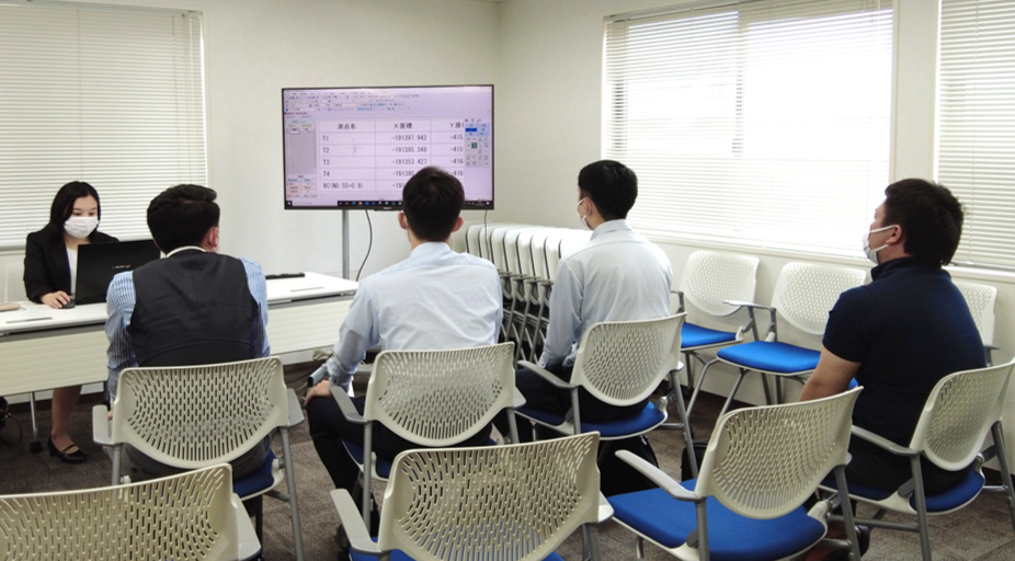 福井CP社ソフトウェアで様々な機能の紹介をする。 それについて、熱心に耳を傾ける奥村機械株式会社様。 当日は、同社のユーザーだけでなく社員の方たちにもご参加いただいた。