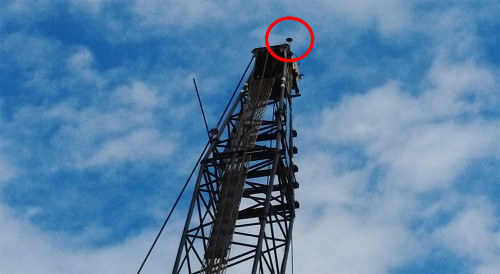 4周波 GNSSアンテナ「AR270」をクレーン上部に取り付けた。