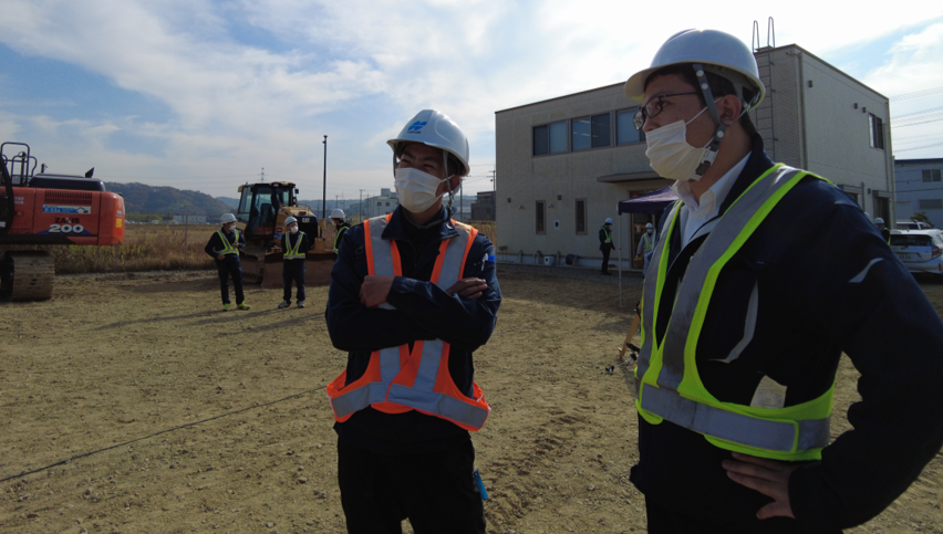 トプコン 町永氏（左）と神戸清光の営業担当者（右）。