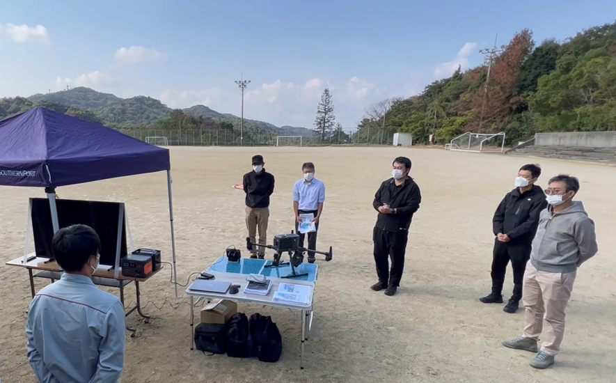 DJI JAPAN 木田氏（右から3番目）と王氏（右から2番目）。 SB C&S 鈴木氏。（右端） 参加者への挨拶を行う。