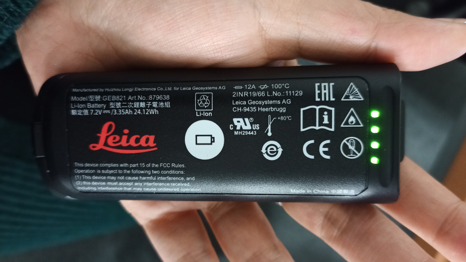 バッテリーは残量が4段階で表示され、見えやすい仕様となっている。 1つのバッテリーで約40分間の計測が可能だ。