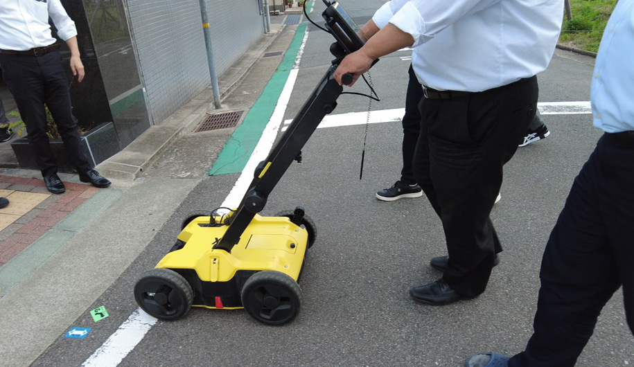 神戸清光営業担当者が ライカ地中レーダー探査システム「Leica DSX」の社内製品研修会を実施！ ――埋設物も3次元で見る時代。