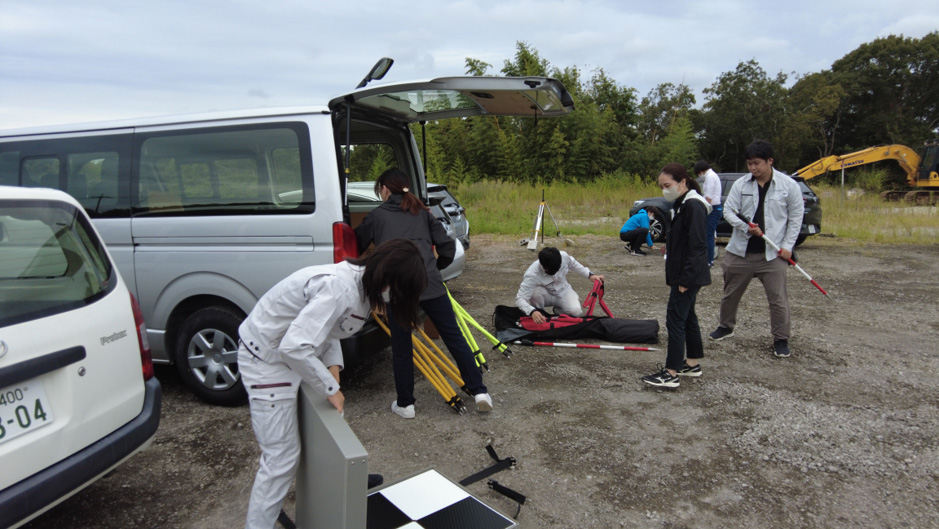 計測の準備をする株式会社FLIGHTSのみなさん。 一斉にそれぞれが準備を進める姿から、チームワークが伝わる。 筆者個人的には、この瞬間が一番印象に残ったので写真を掲載する。