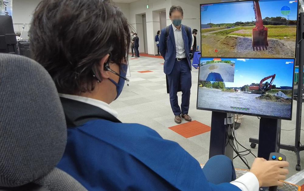 神戸清光展示会「KOBESEIKO EXPO2022」では、大阪市から兵庫県小野市にある重機の遠隔操作を行った。