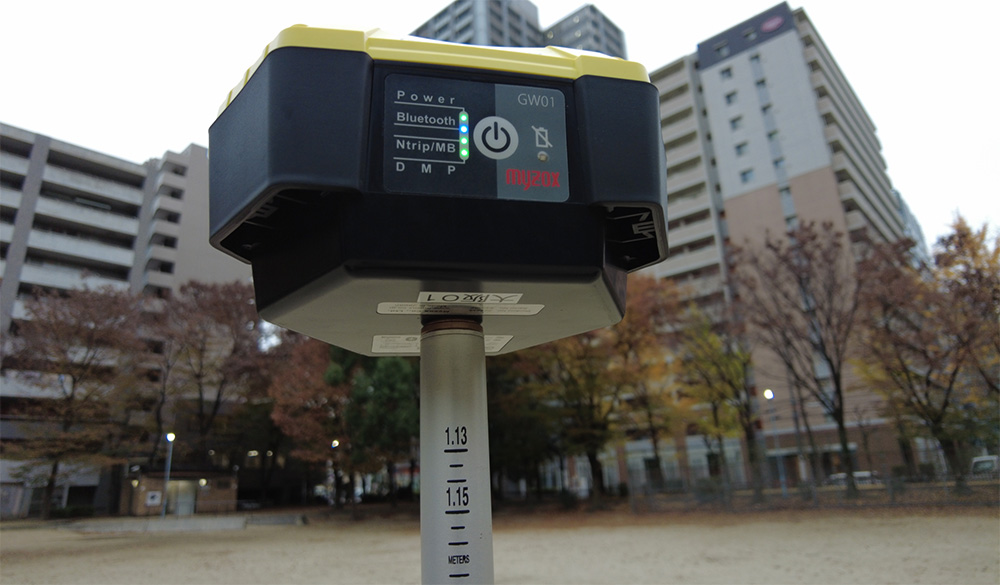  GNSSを1人1台で運営する時代が来る？ マイゾックス社 2周波RTK-GNSS受信機「GEO WALKER（ジオウォーカー）」を 神戸清光営業担当者が体験！