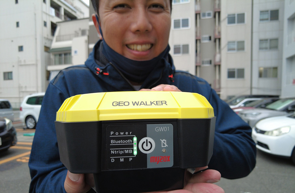 「GEO WALKER」の重量は約1㎏。 （乾電池含む）