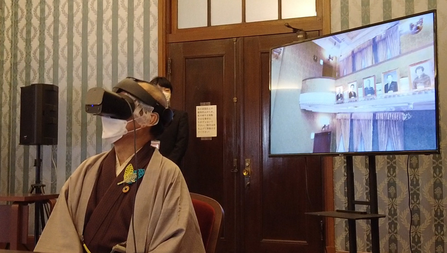 VR映像を体験する門川市長。
