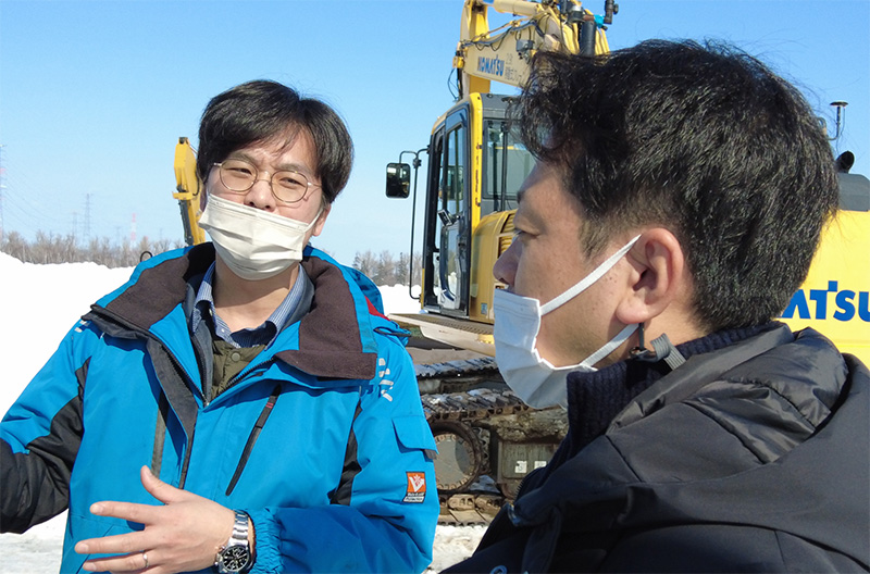 株式会社岩崎 企画開発部の中村氏（左）。 VR500・VR1000の強みを「取り付ける機体に柔軟に対応できることです。」と話してくれた。