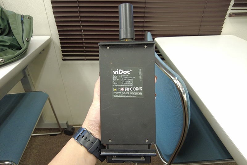 ▲GNSSアンテナを装着した状態の「viDoc RTK rover」の本体1 取材時に体験したのは、iPadでのスキャニング。