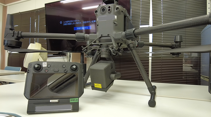 DJI「Matrice 300 RTK」に「Zenmuse L1」を装着してフライトを行った。 プロポ（送信機）の画面を参加者にお見せしながら、圧倒的に効率的な点群取得を体験いただく。