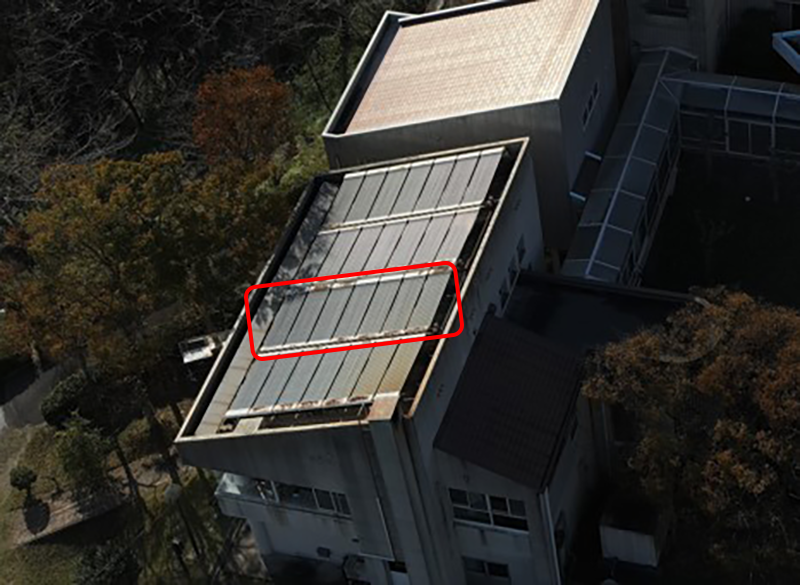 Fig.25　実際の建物の屋根形状写真 この屋根部は、すのこ状の板を束ねたような形状をしている。上記Fig.23のL1のデータは丁度画像内の赤枠部分と思われるが、表面の平面が出ていない。