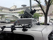 【写真】ライカ製3次元モバイルマッピング・ソリューションPegasus（車と機器横から）