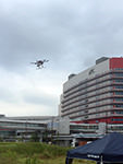 【写真】神戸清光EXPO2014 in 大阪 UAV（ドローン）デモフライト（ATCをバックに）