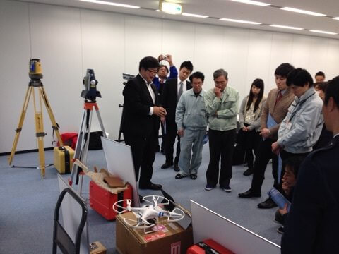 【写真】測量業務研修会 測量機器の展示・実演の様子