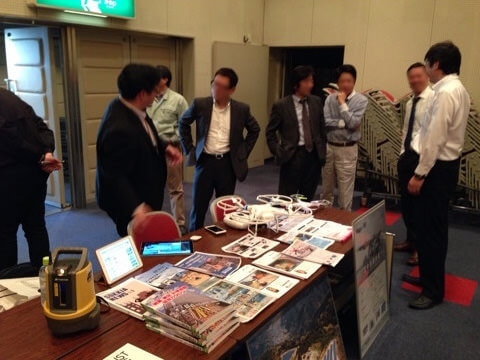 【写真】大阪府測量業推進協議会第6回総会 測量機器の展示・実演の様子