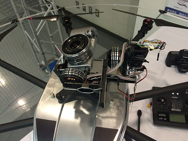 【写真】神戸清光EXPO2015 島内エンジニア製新型UAV（ドローン）「Magpie1200A」本体上部に取り付けたカメラ