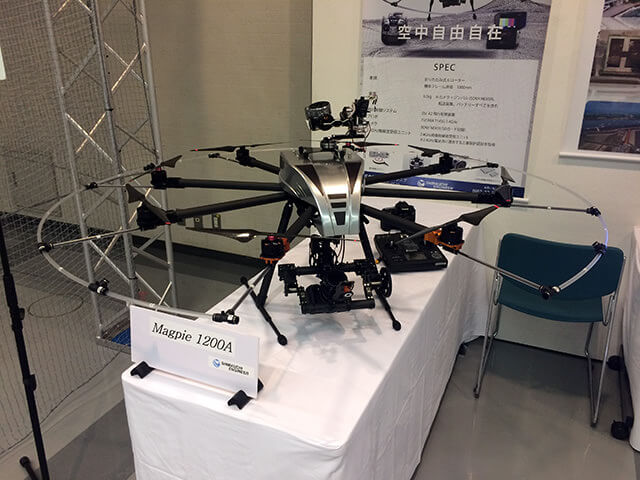 【写真】神戸清光EXPO2015 島内エンジニア製新型UAV（ドローン）「Magpie1200A」展示