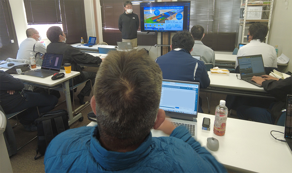 前半は製品情報について、資料から特長を捉える。