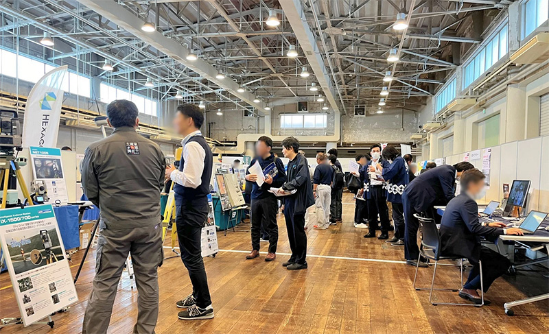 展示会の様子です。 各ブースが盛り上がっています。