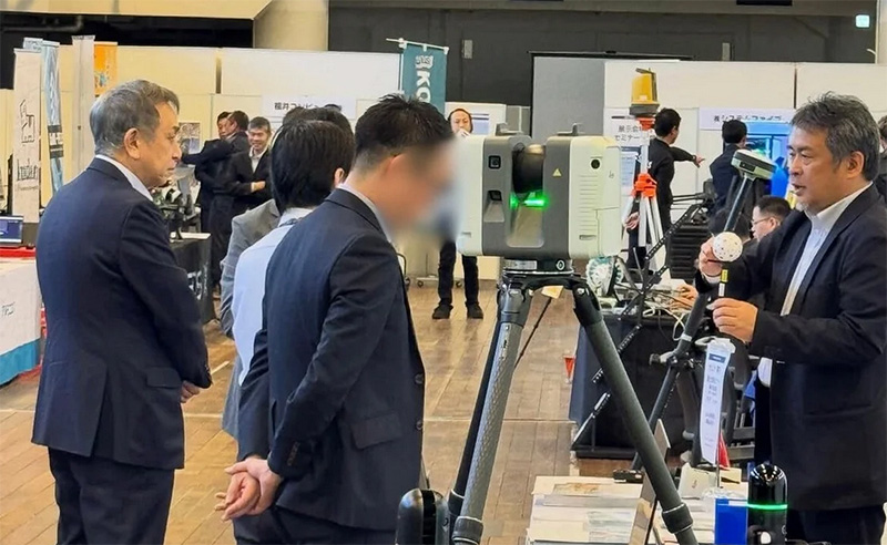 ライカジオシステムズ（株）様のブースです。 福井コンピュータ（株） 杉田社長も 説明をご拝聴されています。