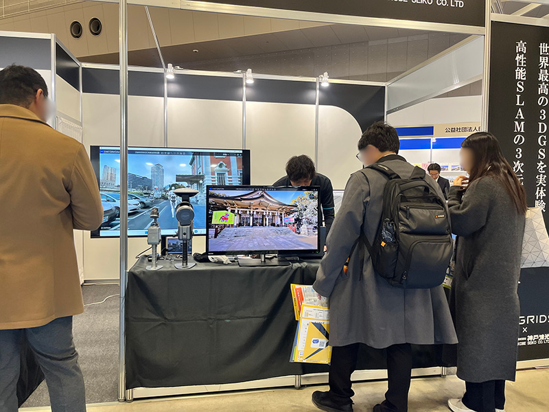 手前のモニターで実際のデータをご覧いただいています。 PortalCamで取得した3DGSデータの鮮明さに、驚きの声が多く挙がりました！