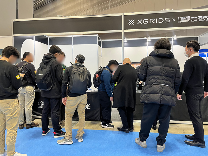 ブースに収まりきらないほどのお客様がいらっしゃる時間もありました。大盛況です。