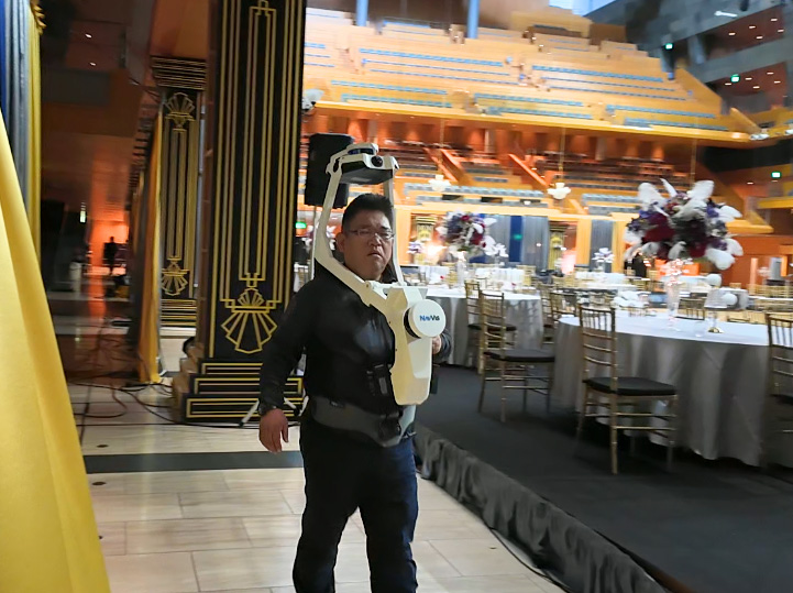 「NavVis VLX3」を装着して実際にデータを計測する弊社営業。