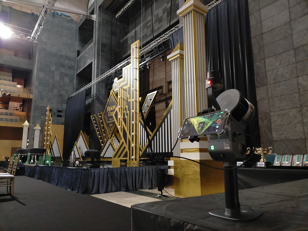 煌びやかなセットにも馴染むスタイリッシュなL2Pro。