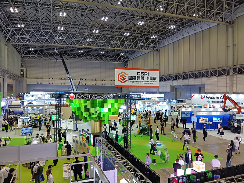 一歩進むごとに新しい技術に出会える、活気と発見にあふれた展示会場の様子です。