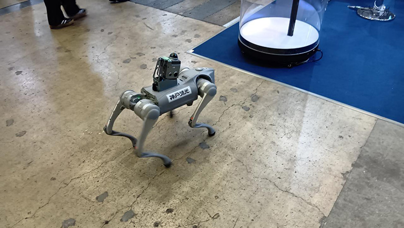四足歩行ロボット　Unitree GO2