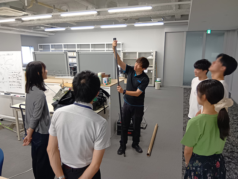 Lixel L2 Pro　延長ポールの操作方法についてレクチャー中です。